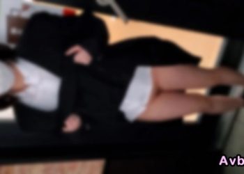 【高清素人】[3367803] 未性年みおちゃん。ノーパンで高〇登校。初めての肉棒に戸惑いながらも最後は制服に精子大量ぶっかけ