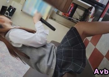 私密內容: 【高清素人】[3670101] 華奢で美乳なポニテ**・カラオケでパンツ脱がせてくぱぁ我慢できず中に･･･