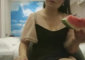 【華語AV-素人】約肉感熟女吃西瓜 免費換來無套內射(嫖妓偷拍)