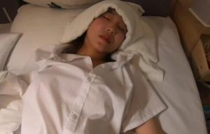 【華語AV-片商】趁姊姊生病 弟弟半推半就姦了她