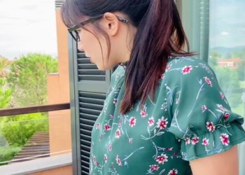 【高清素人】戴眼鏡的日本妹子在野外陽台跟男友做愛