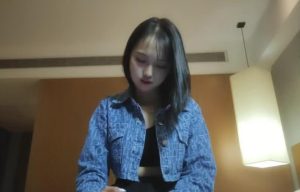 【華語AV-素人】剛離婚的人妻 挺年輕又漂亮(嫖妓偷拍)