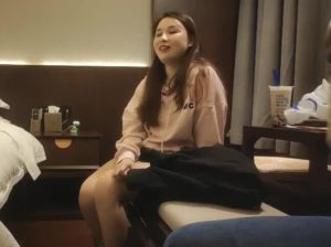 【華語AV-片商】微微豐滿人妻 很好聊天 乾淨能舔穴(嫖妓偷拍)