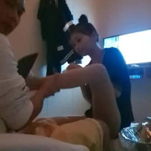 【華語AV-素人】足浴店塞小費 硬搞了年輕妹子技師