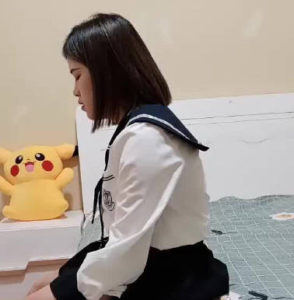 【華語AV-素人】豐滿妹子穿上學生裝 對戰中年大叔