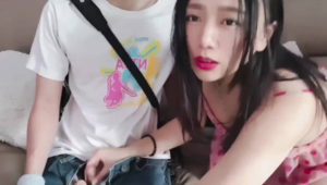 【華語AV-素人】趁老不在和送牛奶的小哥做愛 射滿嘴牛奶 嫚嫚