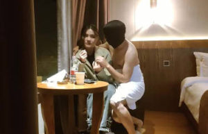 【華語AV-素人】愛抽煙的巨乳妹 一直看電視 太不敬業(嫖妓偷拍)