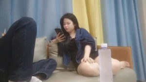 【華語AV-素人】豐滿牛仔裝小妹 猛烈打樁輸出(嫖妓偷拍)