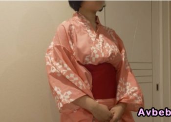 【高清素人】幫她按摩乳房 還穿著浴衣站著乳交