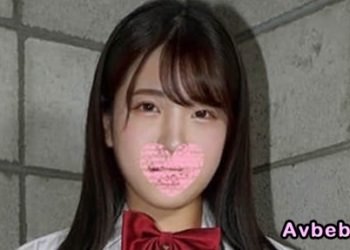 【高清素人】毛茸茸、未修剪、純粹的美穴 深深插入她的喉嚨 純真的小穴被強烈的活塞運動穿插，浸泡在快感中不斷噴水 直到她達到永不停歇的高潮