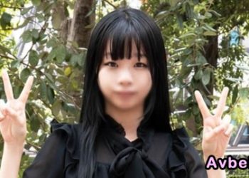 【高清素人】19歲的美容專家 身材嬌小敏感 鏡頭前略顯害羞 卻又因快感而抽搐 大量的精液湧入她多汁的小穴