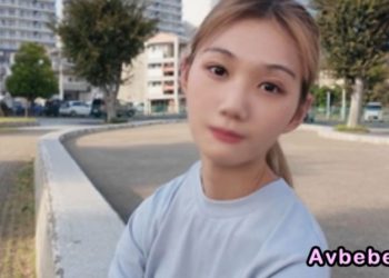 【高清素人】因為缺錢又聯絡了 她依然天真爛漫 但對猛烈抽插反應卻很敏感 把滾燙的精液射進了她緊緻、光潔的小穴