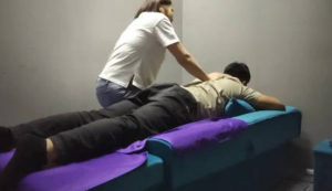 【華語AV-素人】小包廂女技師按摩 按著按著加點小費就插進去了(嫖妓偷拍)