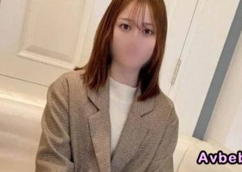 【高清素人】身材苗條、中長髮、開朗的美女。一絲不掛把震動器貼在小穴上 很快就達到了高潮