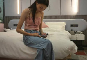 【華語AV-素人】苗條極品車模 穿著黑絲做(嫖妓偷拍)