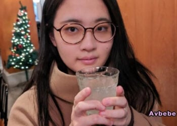 【高清素人】【露臉・無修正・內射】與財務部巨乳樸素眼鏡人妻，下班後展開不倫約會，接著直接殺去旅館來一發爽快的無套內射