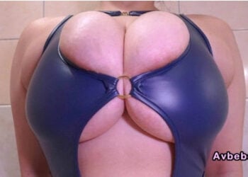 【高清素人】【空前絕後的狂熱乳交】塞滿競泳水泳衣、緊繃到極點的 K 罩杯爆乳，以逆向騎乘位進行無手乳交夾擊射精