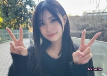 【高清素人】泳隊經歷 10 年的運動系美女再次登場。被巨根激烈抽送後發出「好舒服…要去了！！」的聲音，崩潰臉抽搐痙攣並潮吹。在運動鍛鍊出的緊緻粉紅名器中，確實地內射造人。