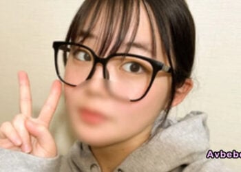 【高清素人】19 歲眼鏡女大生因為經不起金錢誘惑，穿上校園泳裝（死庫水）玩 Cosplay 性愛自拍。稚氣未脫的身體被弄到多次高潮，就算哀求著「射在外面……」還是直接被無套內射！