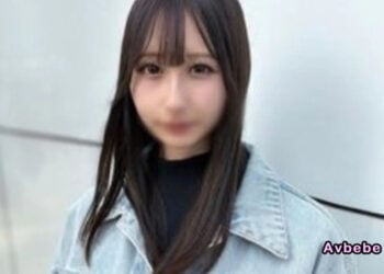 【高清素人】內褲看得一清二楚的迷你裙超色。在玄關直接進門口交，接著直接無套開幹到內射