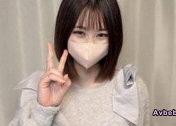 【高清素人】濃毛愛好者必看！長得像知名歌手 A〇na 的美女，既害羞又容易流汗。在盡情享受了有毛的陰部與翹臀之後，把她當成飛機杯玩弄了一番。