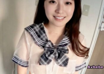 【高清素人】身穿透視感服裝,展現清澈透明般的素肌,對正值排卵期的陰部進行真實內射。