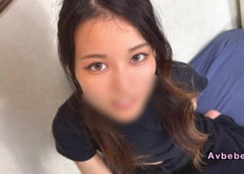 【高清素人】超纖細美人♡超敏感體質，被巨大陰莖插入而痛苦呻吟。狂喊著比男友還要舒服、太糟糕了…連續高潮不斷的中出性愛！
