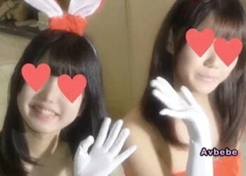 【高清素人】白絲襪聖誕紅裝 雙響砲 兩個嫩妹過冬天 我要睡中間！
